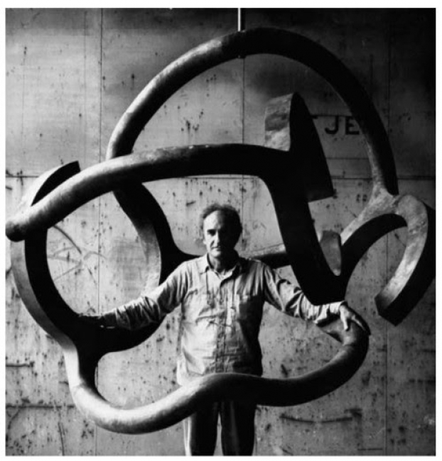 Eduardo Chillida con Homenaje a Calder en el Taller Larrañaga en Lezo, 1979 ©Zabalaga-Leku. ARS, New York / VEGAP, Madrid 2017 Cortesía Estate de Eduardo Chillida y Hauser & Wirth | El Legado de Eduardo Chillida y el Museo Chillida-Leku en manos de la galería Hauser & Wirth