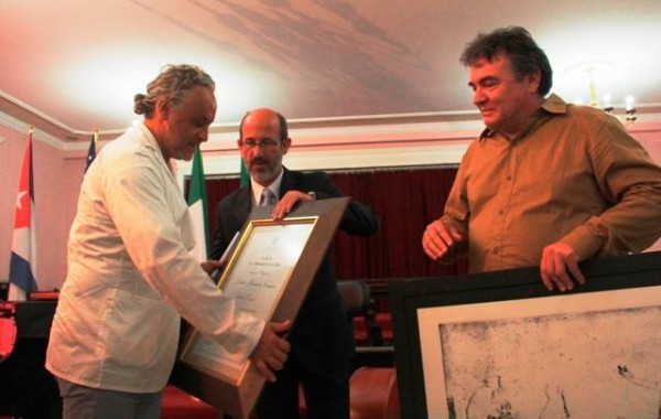 Gabriel Orozco recibiendo el Doctorado Honoris Causa. Cortesía ISA - Universidad de las Artes de Cuba