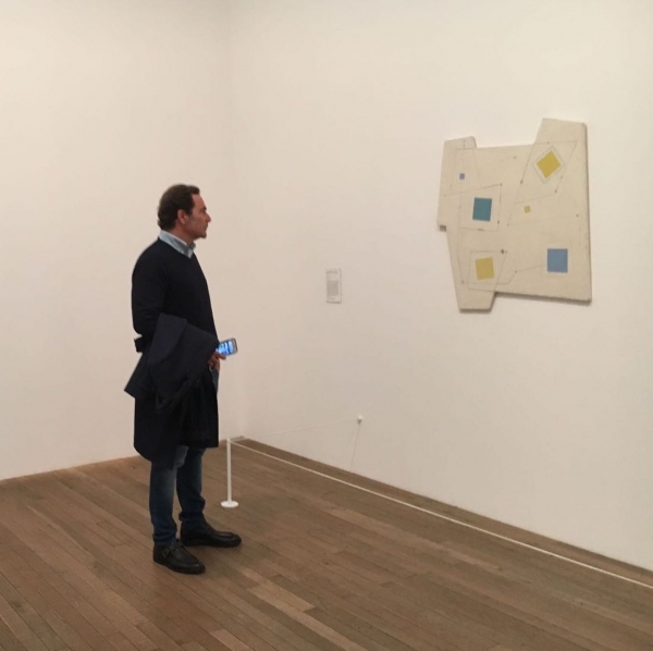 Luis Benshimol ante obra de Arden Quin en la Tate Modern | Luis Benshimol: "No estoy de acuerdo con colocar la etiqueta de arte latinoamericano a lo que es arte universal"
